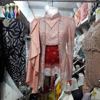 Gambar kebaya wisuda modern broklat cantily plus angkin warna peach dari New Budiono Bringharjo undefined 3 Tokopedia