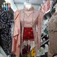 Gambar kebaya wisuda modern broklat cantily plus angkin warna peach dari New Budiono Bringharjo undefined 1 Tokopedia