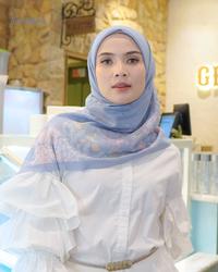 Gambar LOUISALUNA - Alya Series - Hijab Voal Segiempat - Jilbab Motif Wanita - Powder Cream dari Louisaluna_official undefined 1 Tokopedia