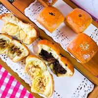 Gambar Roti Bluder Coklat, Keju, Ayam, dan Smoked Beef Cheese - SmokedBeef Keju dari Salar cake and Pastry undefined 2 Tokopedia