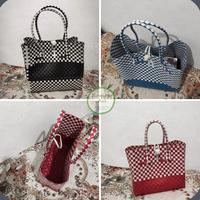 Gambar Tas Belanja Keranjang Pasar Anyaman Plastik Besar Monochrome Estetis - Merah size S dari Kawung Asli undefined 4 Tokopedia