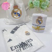 Gambar Real Madrid Souvenir Set - Tas Putih Logo Real-baju jersey custom nama- Madrid & Jersey Putih Fly Better + Handuk  bordir Tulisan Derrel's 9th Birthday untuk Ultah Bola dari Callidora kids undefined 1 Tokopedia