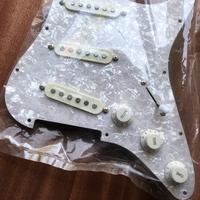 Gambar Pickguard Set SSS Guitar Stratocaster PTP/Alnico Ceramic Pearl Vintage Ivory dari Vintagestore7 undefined 2 Tokopedia