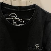 Gambar Kaos tshirt hitam uniqlo x kaws snoopy peanut woman perempuan elmo size M original dari D1012 undefined 2 Tokopedia