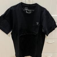 Gambar Kaos tshirt hitam uniqlo x kaws snoopy peanut woman perempuan elmo size M original dari D1012 undefined 1 Tokopedia