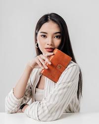 Gambar Dompet Panjang Wanita Kulit Asli PASSPORT Nabati - Kenes Leather - Dark Brown, Tanpa Box dari kenesleather.id undefined 2 Tokopedia