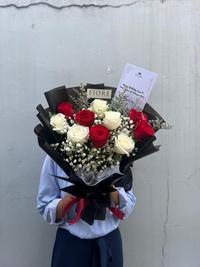 Gambar BUKET BUNGA MAWAR SEGAR 10 TANGKAI MIX dari Fiore Flowerist KG undefined 1 Tokopedia