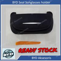 Gambar BYD Seal sunglass holder / tempat kacamata mobil dari BYD aksesoris undefined 1 Tokopedia