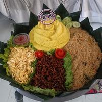 Gambar Nasi Tumpeng Tampah Model Mawar Porsi 15 Orang : Nasi Kuning,Bihun Goreng,Tempe Orek,Telur Dadar,Lalapan,Sambal dari De Rachel&#39;s undefined 2 Tokopedia