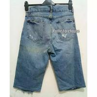 Gambar preloved celana jeans pendek cowok dari rumistorehouse undefined 2 Tokopedia