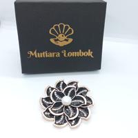 Gambar BROS MUTIARA ASLI AIR TAWAR BERSERTIFIKAT, KADO ULTAH UNIK, JILBAB HIJAB, BAJU KEBAYA, OLEH OLEH KHAS LOMBOK, HADIAH ULANG TAHUN WISUDA 16 dari Jual Mutiara Lombok Terbaru undefined 1 Tokopedia