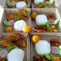 Gambar Nasi box Paket nasi kotak lengkap dengan buah dan lauk ayam dari Bunderscookies undefined 2 Tokopedia