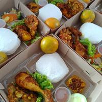 Gambar Nasi box Paket nasi kotak lengkap dengan buah dan lauk ayam dari Bunderscookies undefined 1 Tokopedia