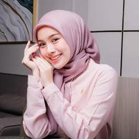Gambar Hijab Sinar Glamour 110x110 lasercut Jilbab Segiempat Shinar Gliter - Peach dari Lelahijabers undefined 4 Tokopedia