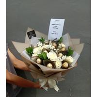 Gambar Buket Bunga Valentine & Coklat Desain Khusus untuk Momen Spesial Pilihan Fleksibel Bunga Fresh atau Artificial Coklat Sesuai Budget Prioritaskan Pick Up Instan Pengiriman Cepat dari MOZZA FLOWERS JAKARTA undefined 4 Tokopedia