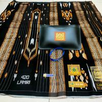 Gambar SARUNG LAMIRI SGE BENANG DOBLE 420 FULL SONGKET JAHITAN TENGAH 50% - 1 dari Sarung Santri Official undefined 3 Tokopedia