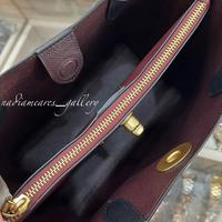 Gambar Coach - Willow Tote Bag 24 Color : Refined Pebble Leather/Brass/Black Size : 24x10x20 cm Kelengkapan : ~ tag harga ~ care card ~ db ori dari Nadia Meares undefined 4 Tokopedia