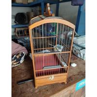 Gambar JUAL SANGKAR REPLIKA BNR MATANG UKURAN NOMOR 4 DAN 5 DAN 6 UNTUK BURUNG PLECI KONIN SOGON MATANG MATENG FINISHING PERNIS COKLAT KECIL RUJI FUL FIBER LENGKAP KARPET DAN KUNCI SIAP PAKAI JANGAN LUPA ORDER EXTRA PAKING KAYU DIJAMIN ASLI LANGSUNG DISTRIBUTOR dari SALLY CORNER undefined 5 Tokopedia