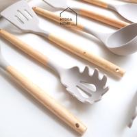 Gambar Hygga Home  KHAKI Silikon Sutil Pencapit Spatula Kuas Sendok Gagang Kayu/Silicone Kitchen Utensils - Bucket dari Hygga Home undefined 2 Tokopedia