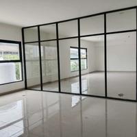 Gambar partisi aluminium sekat ruangan kantor dan kaca polos 5mm frame warna hitam dari Anugerah jaya Aluminium undefined 1 Tokopedia