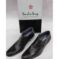 Gambar Baru Sepatu semi boots pria by Sin Lie Seng terbuat dari kulit asli , tinggi hak 6cm,Seri 6233 Berkualitas - Hitam, 40 dari tristan-id undefined 3 Tokopedia