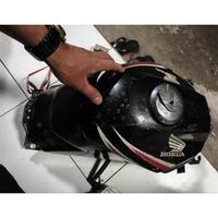 Gambar tangki tengki Tangki AJA Cb 150R old lama k15 barang masih bagus ori baan copotan motor asli dari Tokoindoid undefined 3 Tokopedia