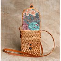 Gambar Labrak tas kotak kecil anyaman rotan bentuk dompet gawai selempang wanita praktis kado hadiah Malboro Rattan Rectangle Cross Body Bag Small woven rattan box bag in the shape of a wallet for a practical women's sling device as a gift dari dedaunanshop undefined 5 Tokopedia
