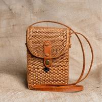 Gambar Labrak tas kotak kecil anyaman rotan bentuk dompet gawai selempang wanita praktis kado hadiah Malboro Rattan Rectangle Cross Body Bag Small woven rattan box bag in the shape of a wallet for a practical women's sling device as a gift dari dedaunanshop undefined 4 Tokopedia