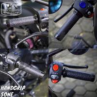 Gambar Handgrip Grip Gas Sone Motor Benelli Patagonian Eagle 250 Keeway Benda V252 C Morbius 250 TVS Ronin XSR 155 W175 Royal Enfield Interceptor 650 Classic 350 500 Hunter Meteor 350 Custom Universal - Hitam dari TWISTIC CUSTOM undefined 3 Tokopedia