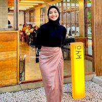 Gambar Rok Lilit Satin Polos Premium Wrap Skirt Satin All Size - Cream dari Batik Tentang Rasa undefined 1 Tokopedia