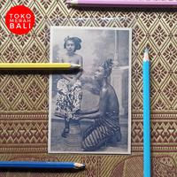 Gambar Kartu pos suami istri Bali memakai kain batik zaman Hindia Belanda NOS PPC postcard foto Tropenmuseum dari tokomerahbali undefined 1 Tokopedia