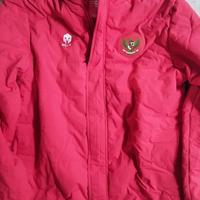 Gambar MILLS JAKET TimNas Sepakbola Indonesia, Original Red Color, Tebel Banget, Size L, Jarang Pemakaian : 9.5/10, Excellent Makin Keren : Tuk Outfit Circle Kalcer, Healing, Dan Lain-lain dari NgurasLemari62 undefined 2 Tokopedia