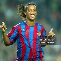 Gambar Ronaldinho #10 FC Barca Home 2005/2006 FCB Short Sleeve SS Official Merchandise Resmi Original Authentic Jersey Football Shirt Kit Baju Bola Asli Soccer Shirts Kits Limited Rare Stock Langka Vintage Retro Classic Blokecore Blockcore Bloke Core Block Core dari Toffline undefined 1 Tokopedia