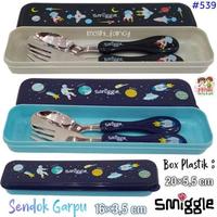 Gambar Sendok Garpu Smiggle / Sendok Garpu Set Smiggle Astronot / Spoon Fork Astronaut Smiggle / Sendok Anak Laki-laki Boy - Hitam dari Machata Store undefined 1 Tokopedia