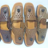 Gambar Sandal Lily Pria Type 2000 Sandal Jadul Sandal Japit Tempoe Doloe - COKLAT MUDA, Size 8 dari Boys store here undefined 4 Tokopedia