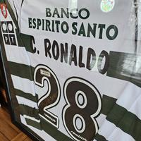 Gambar Jersey sporting lisbon personally signed by Cristiano ronaldo cr7 long sleeve with coa size m dari Ayycaramba undefined 4 Tokopedia