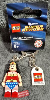 Gambar Lego Original 853433 Wonder Woman Key Chain with LEGO Logo Tile, Modified 3 x 2 Curved with Hole dari Gigibricks Collection undefined 1 Tokopedia