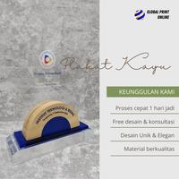 Gambar Piala Akrilik Sehari Jadi Plakat Akrilik Kayu Custom [PK-06] - Kaki Kayu dari Global Print Online undefined 2 Tokopedia