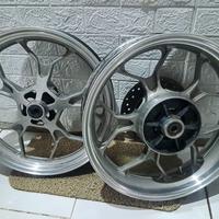 Gambar Velg r25 r 25 mt25 mt 25 yamaha pelek racing palang original ori copotan standar kelengkapan seperti difoto uauaiaj dari jual sparepart aksesoris motor undefined 4 Tokopedia