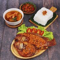 Gambar Paket C Nila Kremes Sayur Asem Nasi Dengan Sambal Lalapan Bu Tjondro Halal Fresh Enak Lezat dari Kremes Bu Tjondro undefined 2 Tokopedia