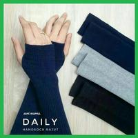 Gambar Handsock Rajut Premium Fringerles Jempol Manset Rajut Lubang Jempol Syari Handshock Rajut Bolak-Balik Manset 2 In 1 Panjang 35-40 Cm Muslim Tangan - Cream dari Cileunyi Collections undefined 3 Tokopedia
