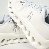 Gambar On Cloudtilt Women Running Sneakers Arctic Ice 3WE10054313 - 37 dari High Gentlemen & Ladies undefined 5 Tokopedia
