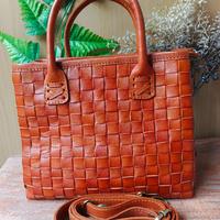 Gambar Tas Kulit Asli Model Anyaman Elegan untuk Wanita dengan Desain Unik dan Menarik - Cokelat Muda dari Omah Kulit Jogja undefined 5 Tokopedia