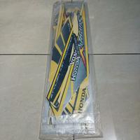 Gambar stiker striping honda supra x 125 d 2007 2008 hitam kuning lis body standar berkualitas original dari naufalmtr undefined 4 Tokopedia