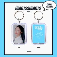 Gambar GANCI AKRILIK HEARTS2HEARTS STYLE KEYCHAIN GANTUNGAN KUNCI ACRYLIC KPOP UNOFFICIAL CARMEN H2H IAN - THE CHASE ANA, GANCI AKRILIK dari Premium Photocard 310 GSM undefined 1 Tokopedia