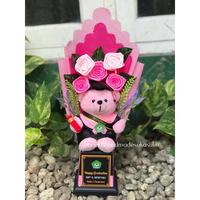 Gambar BUKET BUNGA BONEKA WISUDA 40 CM FREE PARCEL REQUEST NAMA WISUDAWAN KADO GRADUATION SIDANG KELULUSAN 1 HARI JADI BONEKAHANDMADESUKASUKA HADIAH CEWEK Dolls Toys buket  wisuda - Wisuda+Selempang dari Bonekahandmadesukasuka undefined 1 Tokopedia