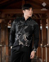 Gambar Batik Madanara Motif Angkasa Hitam - Kemeja Batik Pria Slimfit Premium Lapis Furing Lengan Panjang Bahan Cotton Baju Katun Atasan - ANGKASA HITAM - M dari Batik Madanara undefined 4 Tokopedia