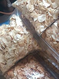 Gambar LIMITED EDITION Keripik Singkong 1 KG Khas Manding Sumenep Madura Cemilan/ Makanan Ringan/Snack Rasa Bawang dan Pedas Manis Enak Murah Gurih Renyah - BAWANG dari Alice Nourin undefined 1 Tokopedia