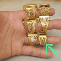 Gambar cincin emban kuningan sari super ini sudah model model perak handmade. di tambah taburan zircon daimon microsetting jadi sangat mirip dengan perak handmade. pastinya terlihat lebih mewah dan elegan. bisa crum dan riseze juga. model di atas cuman contoh. - crum combinasi, crume nekel, tanpa crume dari Bengkel kunsar undefined 5 Tokopedia