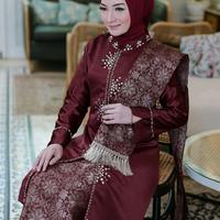 Gambar Kebaya Tunik Azalea Matt Satin dengan Hiasan Payet dan Rok Songket - Wanita, Dress Kondangan Mewah Muslim Panjang Gamis Atasan Baju Dewasa - teracotta, M dari ANNISA KEBAYA undefined 3 Tokopedia